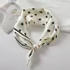 Lenço Quadrado Pequeno Francês de Luxo Leve Primavera e Verão Colar de Pérolas Fivela Magnética Lenço de Seda Preguiçoso Lenço de Pescoço Feminino Corrente para Clavícula Lenço