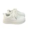 Zapatos blancos de verano para mujer para combinar con faldas, nuevo modelo 2026, zapatillas deportivas casuales de suela gruesa versátiles y de moda
