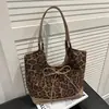 Nova bolsa tote de grande capacidade da moda 2026, bolsa versátil com estampa de leopardo para usar no ombro, bolsa transversal estilo coreano, bolsa de mão pequena da moda para mulheres