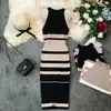 Vestido de punto de seda helada a rayas estilo Hong Kong vintage con cuello halter y hombros descubiertos, vestido largo dulce y picante hasta la rodilla