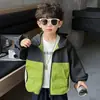 Chaqueta fina con capucha para niño de primavera y otoño 2026 nueva elegante cortavientos infantil casual versátil top moderno