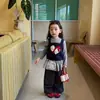 Conjunto de Dos Piezas para Niñas: Chaleco de Punto Estilo Coreano con Dibujos Animados y Pantalones Casuales Sueltos a Cuadros, Nueva Moda Otoño 2026