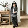 Conjunto de Colete e Calça Xadrez para Meninas Primavera e Outono 2026 Novo Estilo Coreano Conjunto de Três Peças Moderno para Crianças Mais Velhas