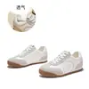 Tênis de treino feminino em couro genuíno, novo modelo outono 2026, tênis de corrida com sola plana, sapatos casuais versáteis da moda para mulheres