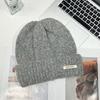 Gorro de punto para mujer estilo japonés dulce rojo de internet gorro de lana de oveja simple engrosado gorro apilado moderno cálido para la cara pequeño con protección para las orejas