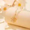 Cadena de Clavícula con Flor, Lujo Ligero y Sensación de Alta Gama, Collar Versátil, Colgante de Nuevo Diseño Nicho, Elegante Joyería Transfronteriza para Mujeres