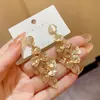 Brincos de Franja Folha Vazada Dourados, Femininos de Nicho com Pedra Olho de Gato Redonda Elegantes, Brincos Longos de Metal Populares