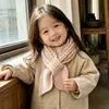 Bufanda pequeña de punto liso con patrón de trenzas, nuevo estilo invierno 2026, cálida y protectora para el cuello, fácil de llevar, hilo tejido cruzado, calentador de cuello para niños