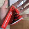 Llavero creativo nuevo de zapatos de fútbol, llavero colgante de recuerdo de juegos de fútbol de goma suave, pequeño regalo al por mayor