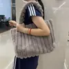 Bolso de Felpa para Mujer Otoño e Invierno Nuevo Moda Bolso de Hombro Tote Gran Capacidad Bolso Peludo Multicolor Venta al por Mayor en Stock