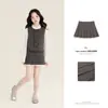 Conjunto para meninas Amybaby, novo modelo outono 2026, camisa com design de retalhos de renda em cor sólida, colete, saia plissada