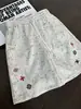 Shorts Casuales Bordados Tie-Dye Grises Florales Blancos para Hombres y Mujeres, Pantalones Deportivos de Verano Estilo Americano, Shorts de Cinco Puntos de Alta Gama Estilo Étnico
