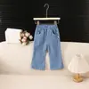 Nueva colección de primavera y otoño para niñas jóvenes: pantalones casuales de mezclilla a la moda y con estilo con un ligero corte acampanado