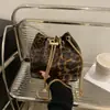 Bolso Cubo de Moda con Estampado de Leopardo para Mujer, Elegante Diseño de Cadena, Nuevo Estilo Otoño e Invierno, Bolso Cruzado Elegante y Único