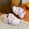 Sapatos Infantis com Solado Grosso e Design de Desenho Animado Fofo para Bebês Meninas Crianças Pequenas 2026 Outono Nova Moda Sapatos Esportivos Versáteis