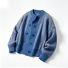 Diseño abrigo suéter cárdigan tejido cuello redondo top holgado de doble botonadura casual retro a rayas nicho estilo vertical