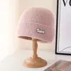 Gorro de Punto Estilo Japonés para Mujer, Versión Coreana para Otoño e Invierno con Parche de Letra, Gorro Cálido Versátil que Protege las Orejas para Hombre, Moderno