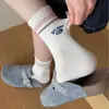 Calcetines sin costuras 2026 para mujer, calcetines de algodón de media pantorrilla para primavera con rayas bordadas en el talón, calcetines holgados estilo coreano sin costuras