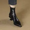 Botas pretas de tornozelo para mulheres, coleção nova 2026 para o início do outono e inverno, estilo retrô francês, bico fino, salto fino (kitten heel), botas de ajuste justo