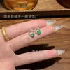 Venta al mayoreo del fabricante: Aretes redondos de jadeíta natural, con un vibrante tono verde, engastados en plata S925, un diseño minimalista y versátil
