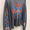 Top de Manga Larga con Estampado de Llama Retro Americano sobre Fondo Negro y Patrón de Cruz Contrastante Rojo y Azul, Top de Manga Larga Corto de Cintura Alta Estilo Hot Girl