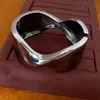 Pulseira Aberta Irregular Cruzada Europeia e Americana, Pulseira de Luxo Leve de Alta Qualidade, Joia Fashion, Única e Simples