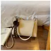 Nuevo bolso de mano pequeño súper popular para mujer 2026, con un diseño retro Melard, un elegante bolso tote y un bolso versátil de hombro o cruzado.
