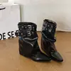 Bota de cano médio com fivela de cinto da moda, estilo cavaleiro, legal e única, bico fino, salto plataforma, aumenta a altura, bota de couro versátil que aumenta a altura