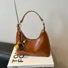 Bolso pequeño de piel aceitosa con textura de alta calidad para mujer, nuevo estilo 2025, bolso cruzado versátil y moderno, bolso tote pequeño súper popular para un solo hombro o debajo del brazo