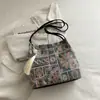 Nuevo bolso de hombro bordado estilo chino para mujer 2026 nuevo estilo étnico moderno versátil bolso cruzado tipo cubo