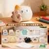 Nueva Lindo Mapache Leñador Caja Sorpresa Juguete de Figura Creativo de Moda Adorno de Escritorio Regalo Navideño Decoración del Hogar