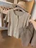 Camiseta de Tricô de Seda de Gelo Cor de Aveia Estilo Old Money com Manga Curta para Mulheres, Roupa de Verão Única e Bonita, Top de Caimento Perfeito