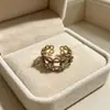 Anillo retro floral en tono café dorado, una pieza lujosa y única con un aire de alta gama, diseñado para apilar, con un borde de encaje, y perfecto para el dedo índice, ofreciendo un estilo moderno e individual