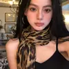 Bufanda de seda plisada de estilo coreano, de color contrastante, con patrón floral artístico, ligera y adecuada para principios de otoño, para combinar con un abrigo como bufanda larga para el cuello.