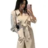 Trench coat branco de comprimento médio para mulheres, novo estilo primavera/outono 2026, caimento petite, estilo coreano, de abotoamento duplo, com caimento fluido