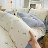 Juego de cuatro piezas de gasa de doble capa con sensación de nube de algodón puro de grado A para madre y bebé, sábana de cama con estampado floral de dibujos animados, faldón de cama, funda de edredón, juego de ropa de cama de tres piezas~