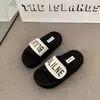Pantuflas Versátiles de Suela Gruesa para Verano, Estilo Nuevo para Estudiantes Mujeres, Cómodos Zapatos Casuales sin Cordones con Suelas Suaves para Uso en Exteriores, Diseño Simple 2026