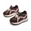 Zapatillas gruesas retro de viaje súper populares para mujer, nuevo lanzamiento de otoño 2026, zapatos casuales blancos de suela gruesa para aumentar la altura