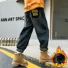 Z1083 de una pieza de terciopelo - niños pequeños Yang 2023 otoño e invierno nuevo niños medianos y grandes moda personalidad guapo jeans niños