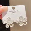 Pendientes de Flor Calada de Perla Sintética Simple de Aguja Plateada Moda Europea y Americana Pendientes de Oficina Pendientes Elegantes de Gama Alta de Nicho