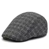 Boina Plaid simple de mediana edad para hombre otoño e invierno estilo retro a prueba de viento protección para los oídos gorra hacia adelante gorra casual versátil venta al por mayor