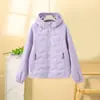 Nuevo Estilo Otoño/Invierno 2026 Abrigo de Algodón Dos en Uno para Mujeres Menudas, Corte Ajustado, con Capucha, Corto, Chaqueta de Algodón Cálida para Mujeres