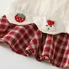 Vestido con Petos Bordado de Fresas Dulces Estilo Nuevo para Niñas, Cuadros Rojos y Blancos Patchwork Lazo Lindo Vestido de Verano