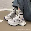 Zapatos de malla para mujer, zapatillas deportivas transpirables, zapatos que aumentan la altura, nuevos y versátiles zapatos casuales tipo 'dad shoes' para el verano 2026