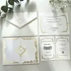 Invitación de boda de encaje con relieve dorado estilo vintage europeo con sobre para RSVP y tarjeta con código QR