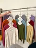 Cardigã de tricô gola redonda estilo coreano com botões dourados, um suéter liso macio e confortável para mulheres, perfeito para outono e inverno, com um design suave e versátil que cria um efeito emagrecedor