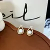 Aretes con un Toque de Lujo Ligero y de Gama Alta, Aretes de Perla Natural con Aguja de Plata 925 con Diseño de Cruz