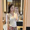 Camiseta blanca sin mangas con cuello en V para mujer, nuevo diseño verano 2026, estilo nicho, plisada, corte ajustado, ceñida, top corto tipo tank top