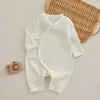 Mameluco de bebé hecho de algodón puro, mameluco de jacquard cómodo para todas las estaciones, mameluco para recién nacido con cierre lateral para protección de la barriga, mameluco de mariposa para bebé