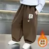 Pantalones de una pieza con forro polar para niño 2026 Estilo nuevo Bonitos Ropa de Otoño/Invierno para Bebé Pantalones Largos Pantalones Gruesos con Pierna Curva para Niños Modernos